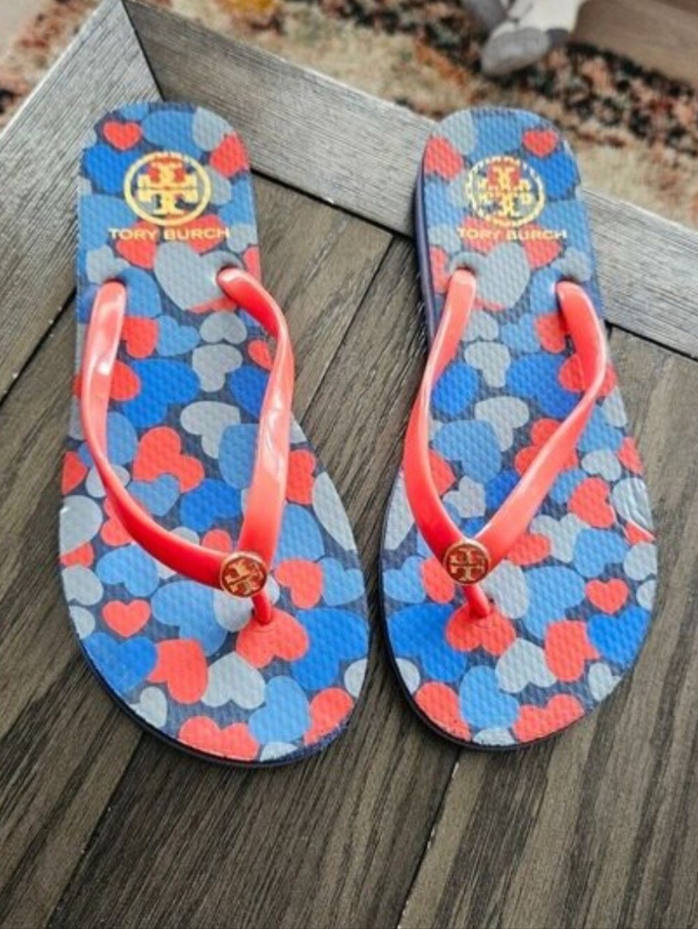 Tory Burch Hearts Gold Logo Flip Flops. - Picture 3 of 8